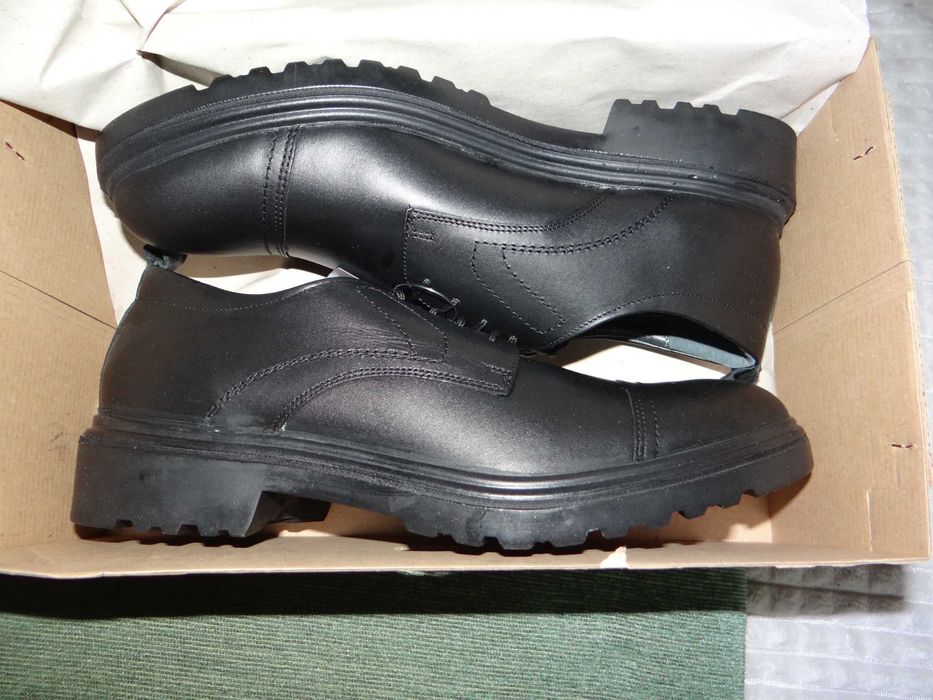 Предлагам чисто нови обувки.