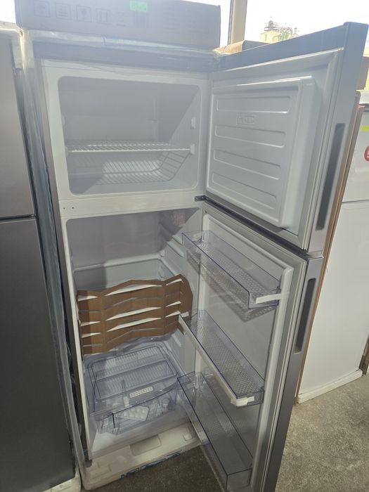 Нов хладилник с горна камера Whirlpool 306 литра