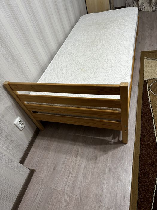 Кровать.