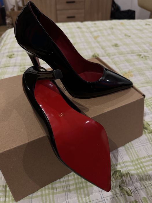 Черен висок ток с червена подметка