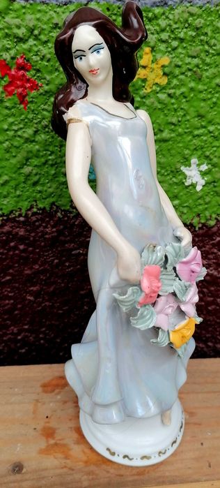 Bibelou portelan fata cu Buchetul