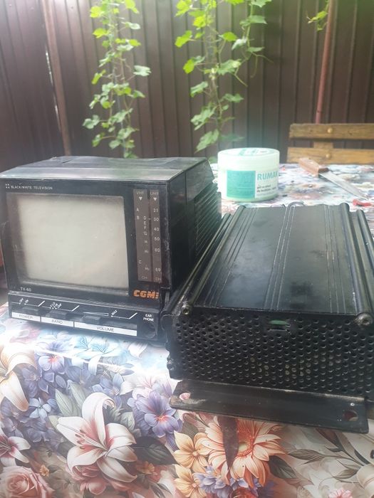 Vând două stați și un tv.