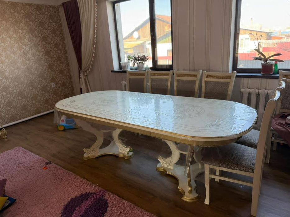 Продам стол и 12 стульев , хорошем состоянии