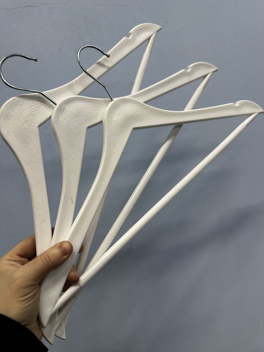 Вешалки женские белые