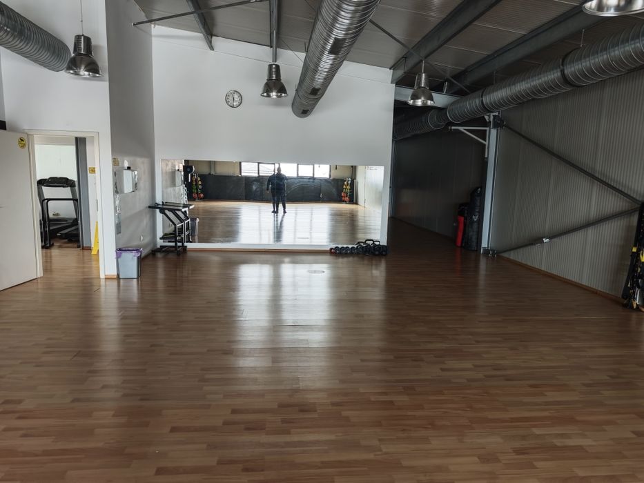 Închiriez spațiu pentru activități sportive
