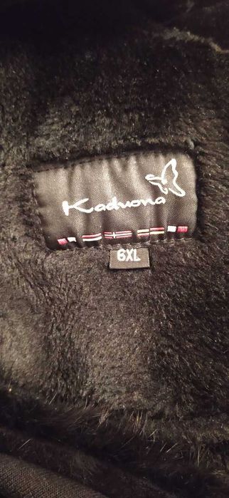 Новое зимнее пальто-дубленка черного цвета.