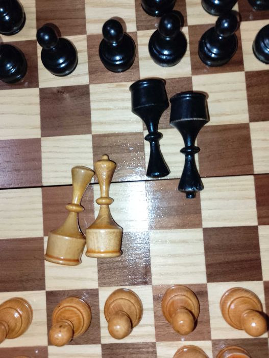Шах-табла 34/34 с дървени фигури и пулове