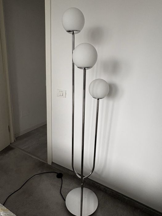 SIMRISHAMN Lampadar, cromat/opalin sticlă