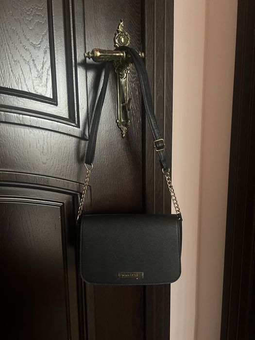 Малка черна чанта