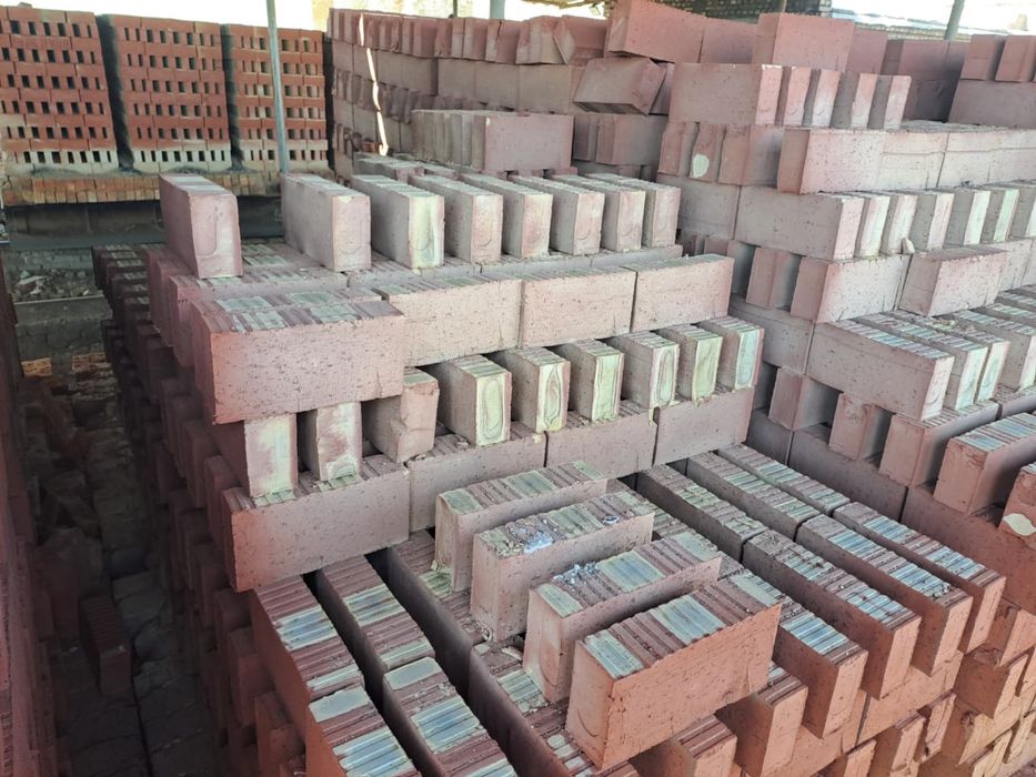 Красный жженый кирпич