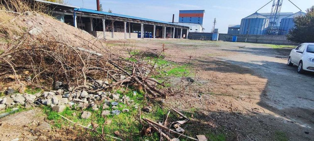 Продаётся земельный участок с постройкой