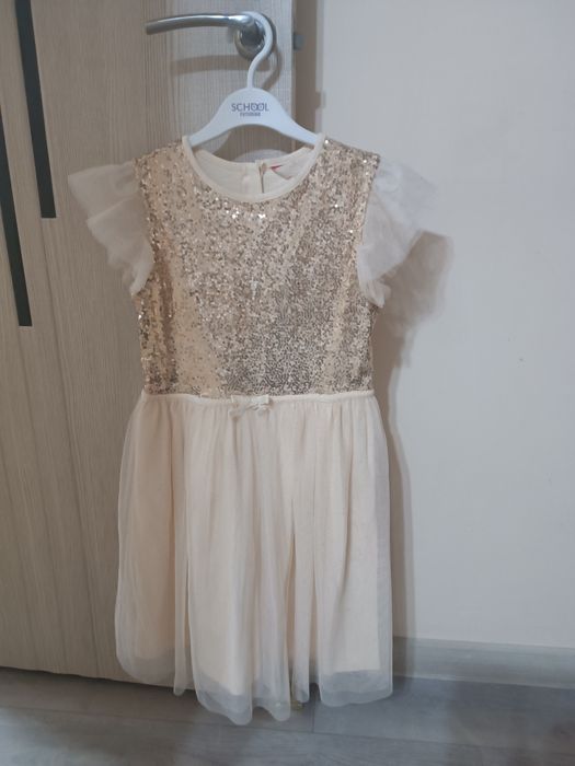 Продам нарядное платье для девочки