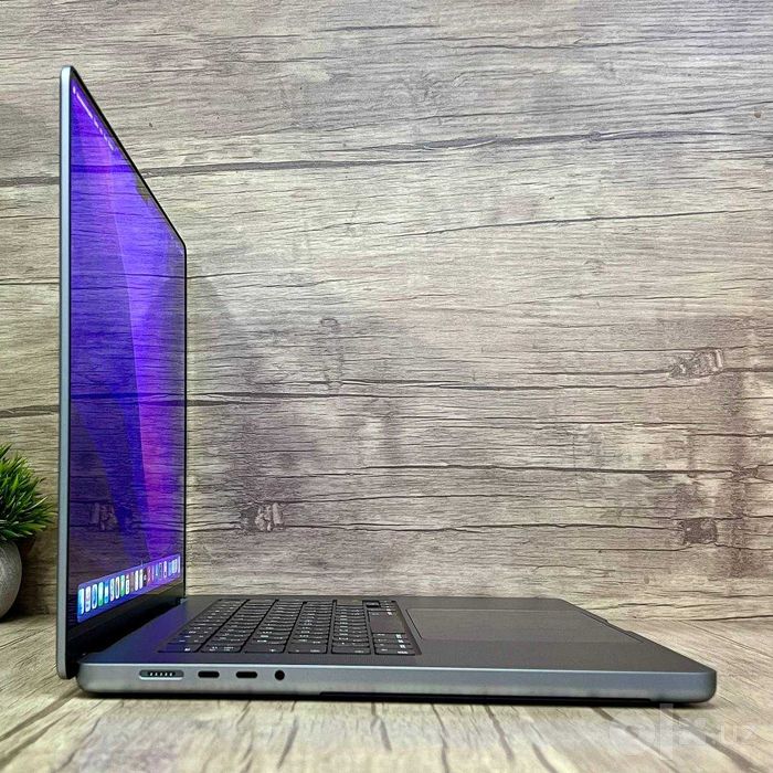 новый MacBook Pro 16” M1 Pro / 16Gb / 512 Gb / 16GPU