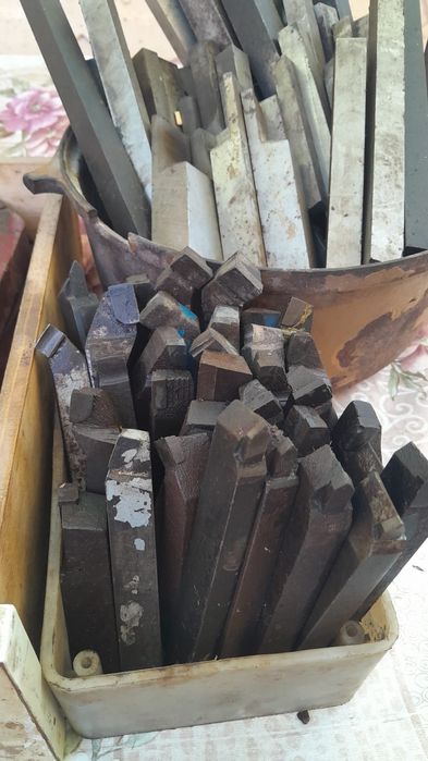 Vând cuțite pentru strung