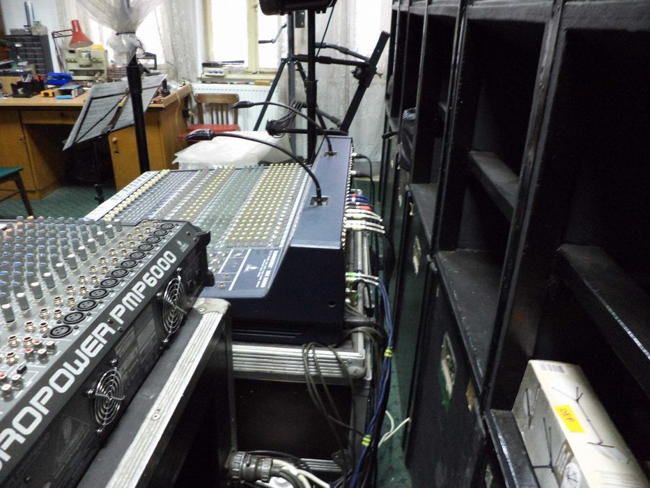 Live&Studio Performance,  Behringer Eurodesk 9000, 48 24 inputs in-line, cu Case