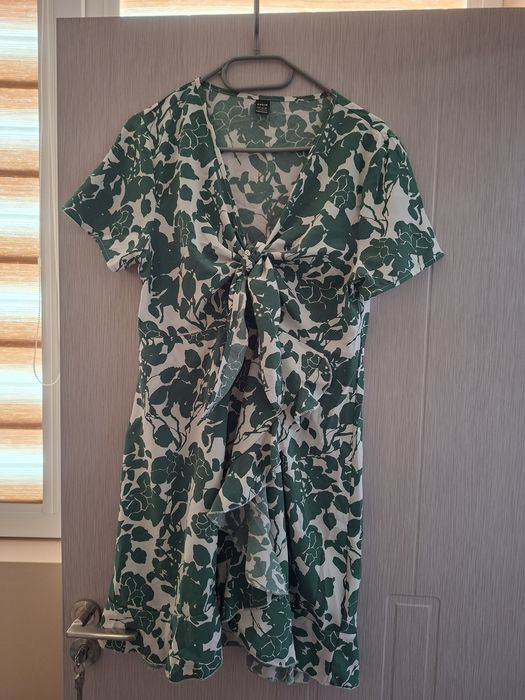 Рокля с флорални мотиви