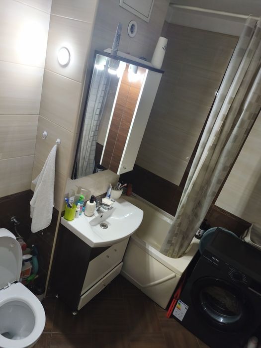 Închiriez cameră în apartament cu 3 camere