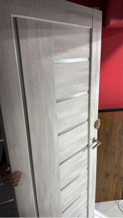 Дверь белы 2 м почти новы без арки