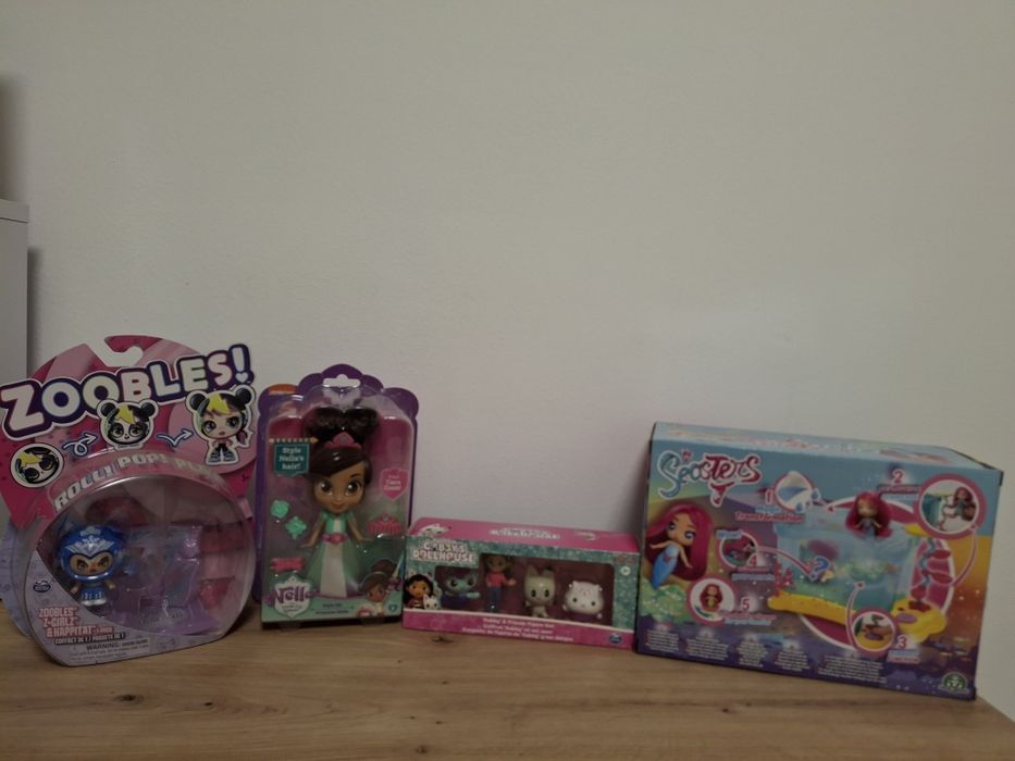 Vand lot jucarii cu 4 figurine Gabby' s Dollhouse, papusica Nella printesa cavaler, figurina  Zoobles ,2 sirene cu acvariu, papusa Mina si  Afro Doll