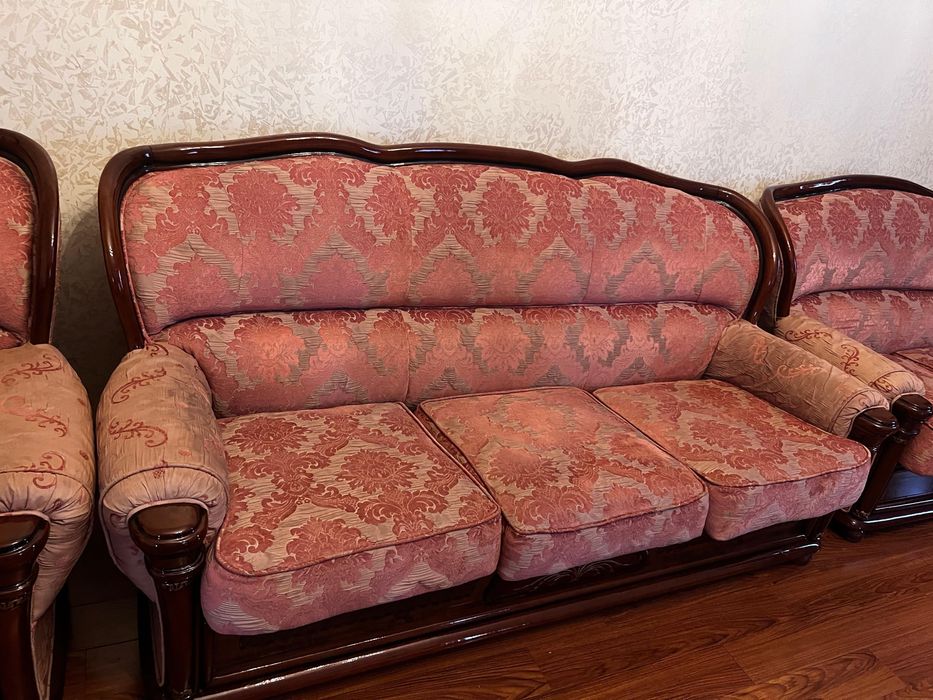 итальянский диван с деревянными вставками