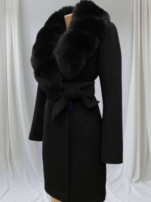 Бутиково  Палто от Кашмир и Вълна с Богата Яка от Лисица, Ново