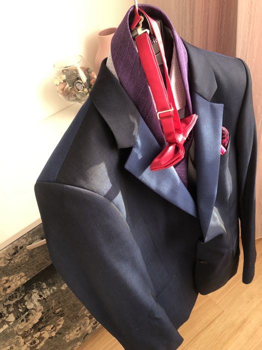 Костюм с аксесоари и риза