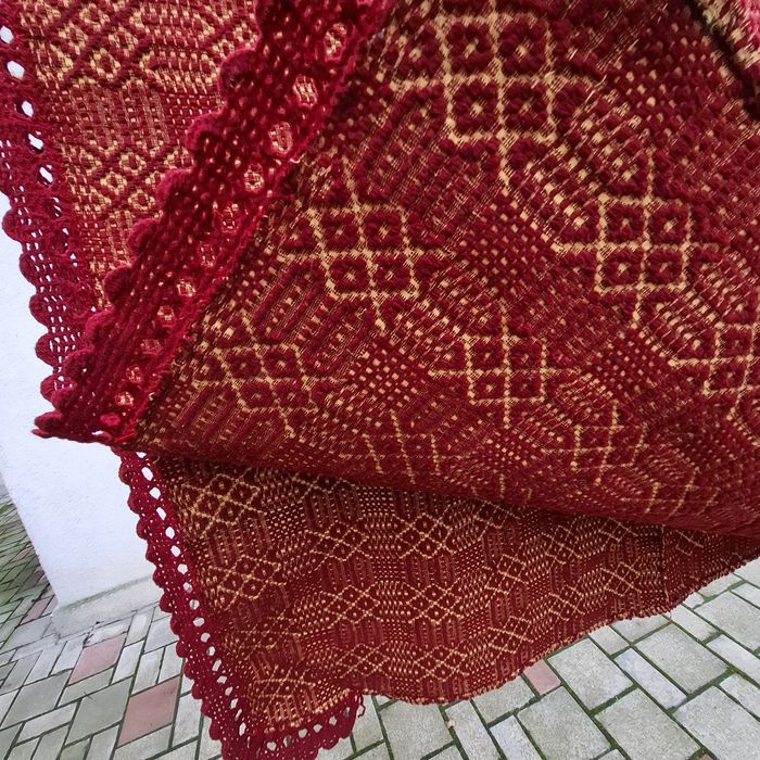 Cuvertura din lână,  țesută la război,  cu broderie croșetată