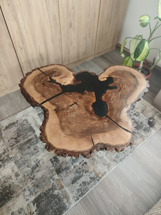 Măsuță de cafea din blat de nuc și rășină epoxidică