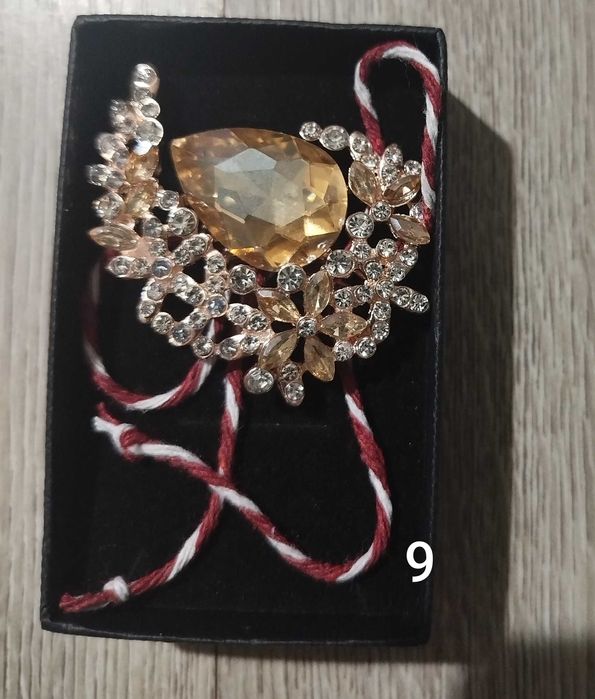 Мартеница с брошка