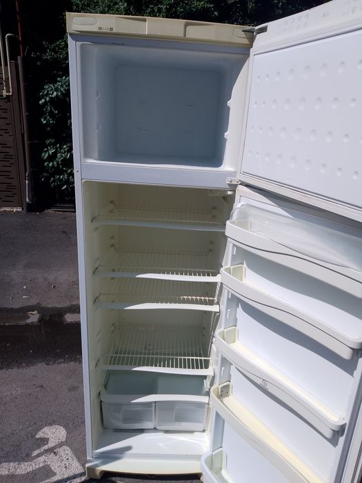 Frigider cu congelator,2 uși funcțional
