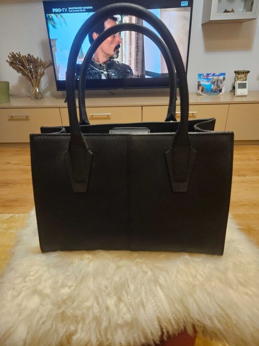 Poseta neagra de piele DKNY