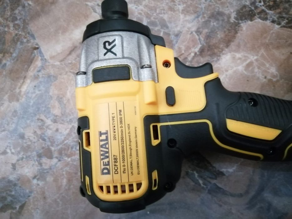 Autofiletanta cu impact, DCF 887 cu o baterie de 6A NOU.