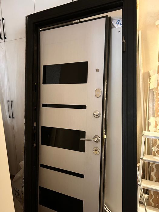 Продаю входную дверь с коробкой