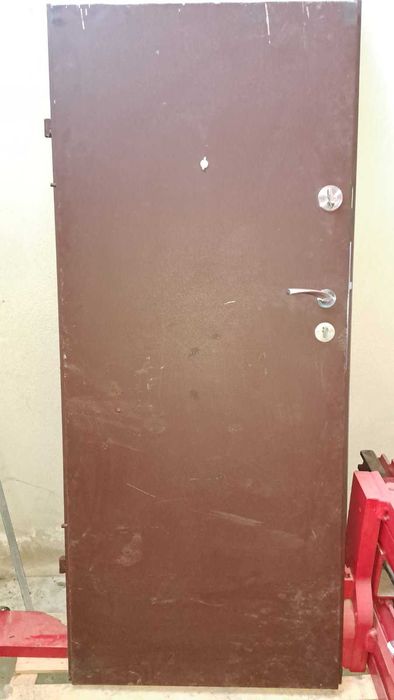 Продавам тежка метална врата с тристранно заключване