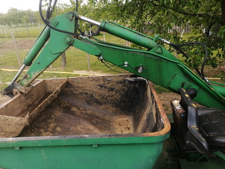 Dumper cu brat escavat și lamă nivelare