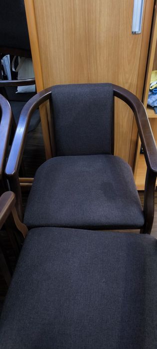 Стулья и стол для гостиной или кухни