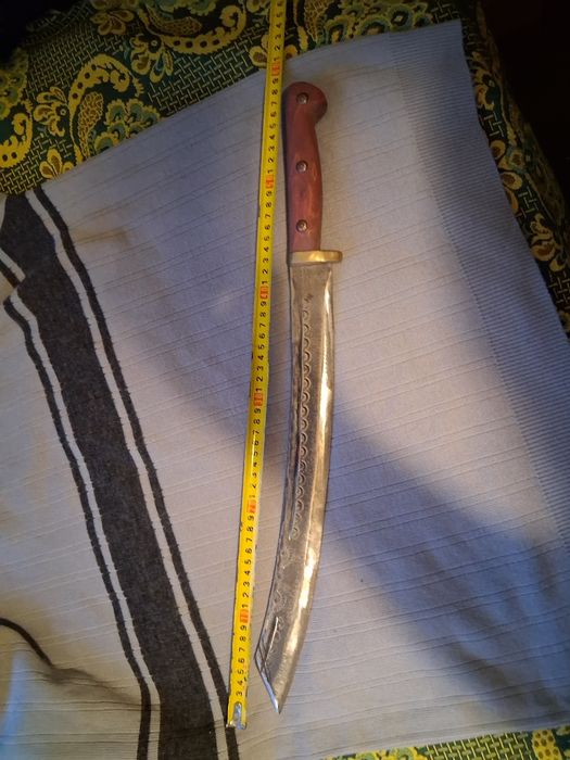 Продавам наж голям