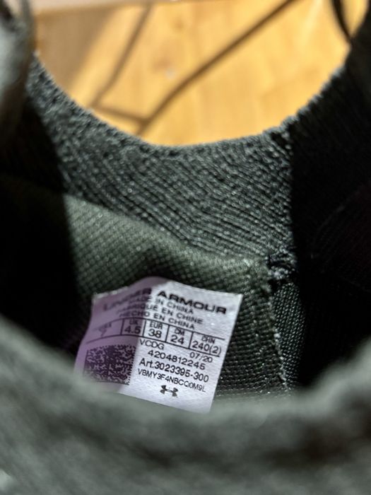 Беговые кроссовки Under Armour, 38 размер