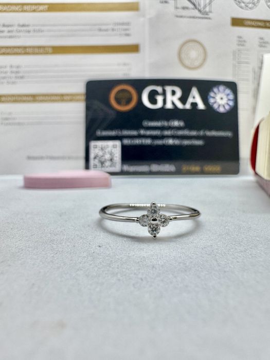 Сребърен пръстен с мойсанит ( диамант)