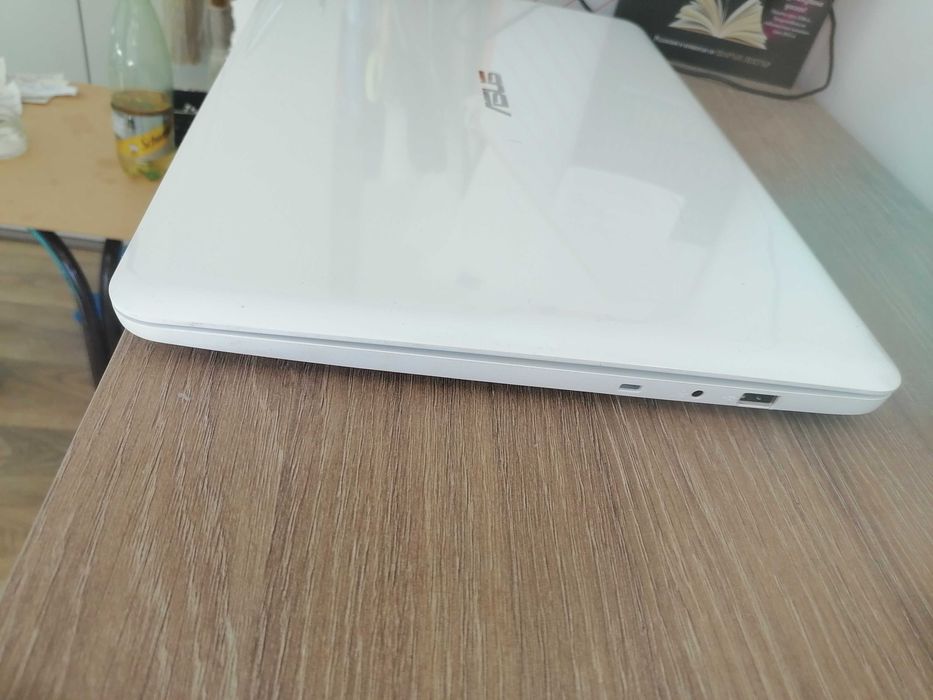 Продавам лаптоп Asus