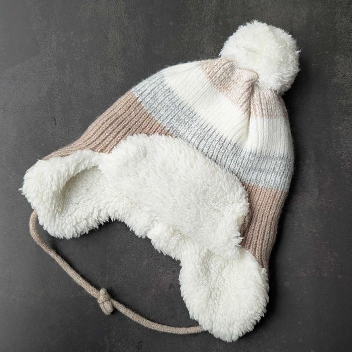 Căciuliță călduroasă cu urechiușe și fleece – 3–6 luni