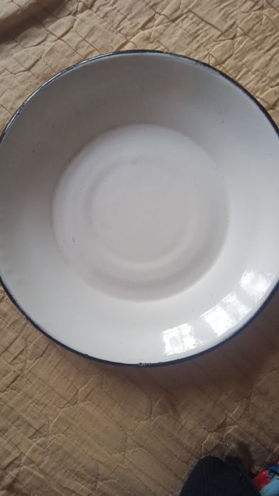 Металлическое эмалированное блюдо