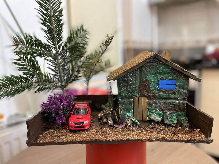 Dioramă Casă și curte