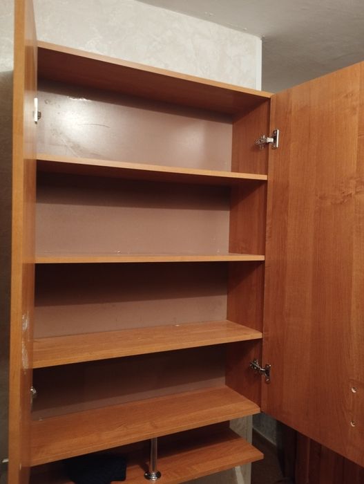 Стол с пятью стульями , Шкаф деревянный