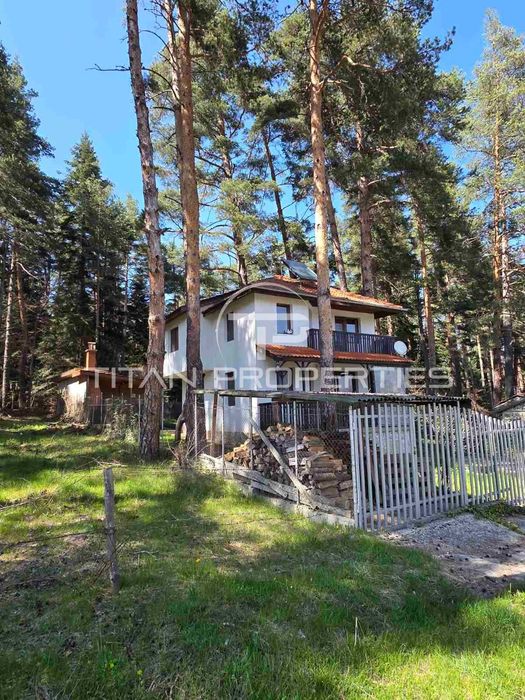 Двуетажна обзаведена къща с два гаража в Цигов чарк