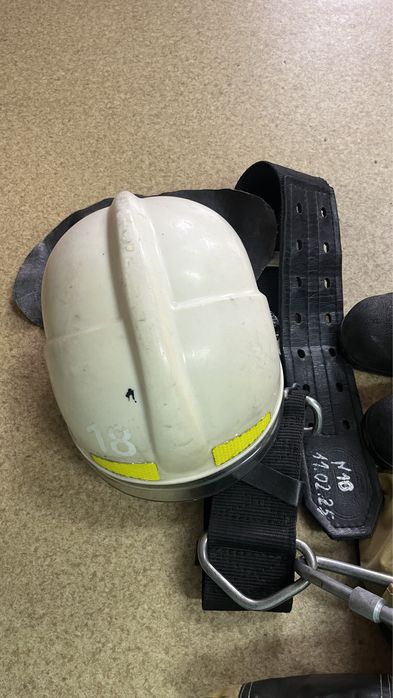Продам каску боты ремень и карабин
