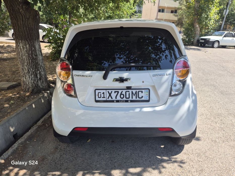 Chevrolet spark белый