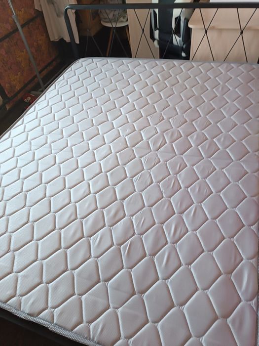 Продается кровать двухспальная с матрасом