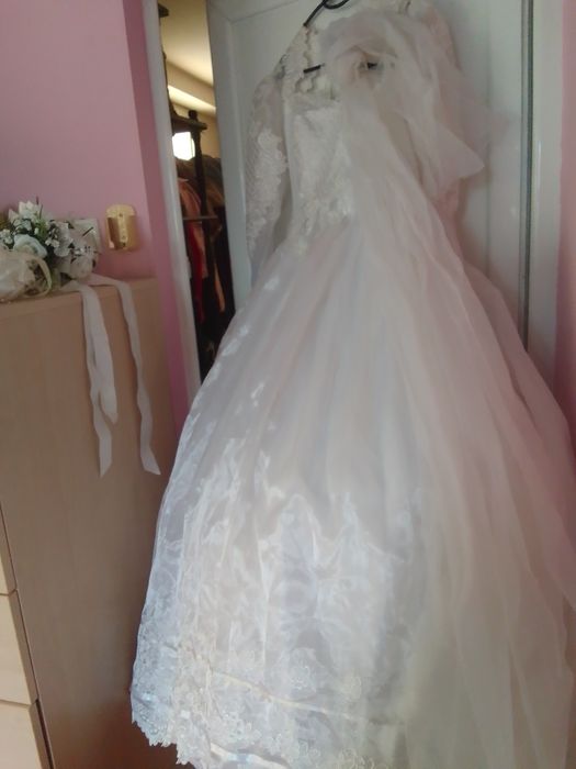 Нова сватбената рокля с воал ,букет,чантичка, и аксес.за косата