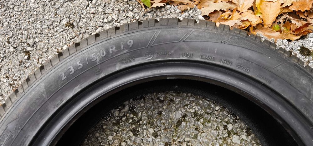 Чисто Нови 235 50 19 Dunlop